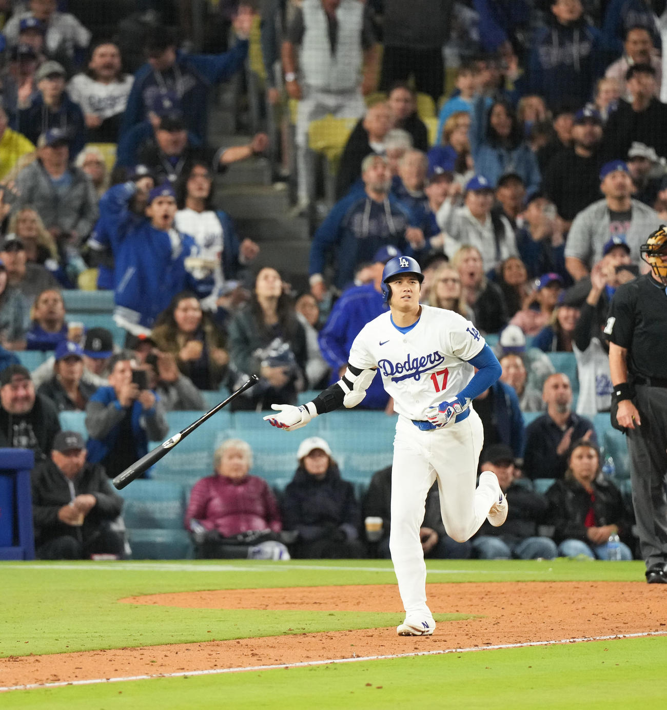 ドジャース対ジャイアンツ　7回裏ドジャース2死、今季第1号ソロ本塁打を放つ大谷（撮影・菅敏）