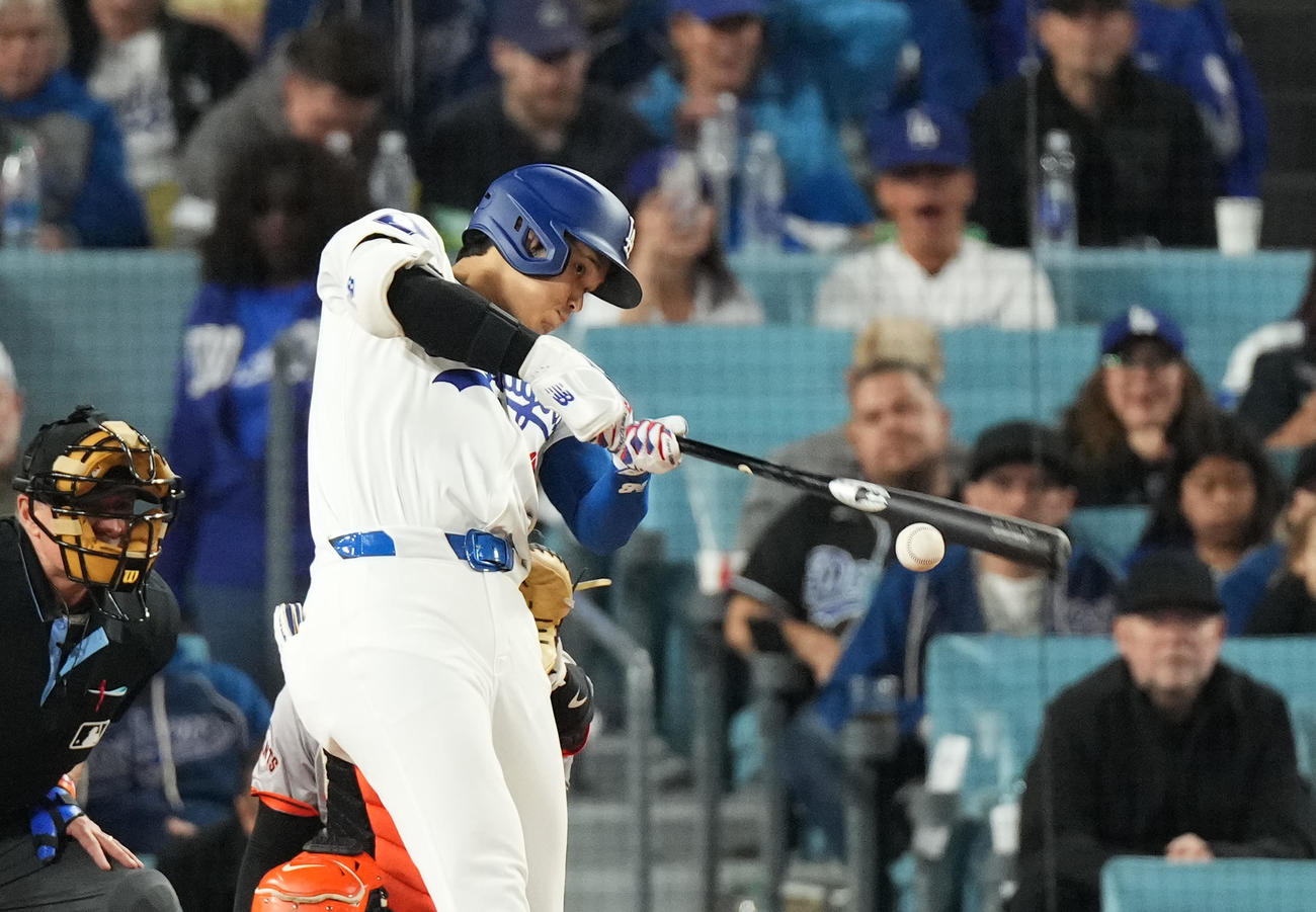 ドジャース対ジャイアンツ　3回裏ドジャース無死、一塁内野安打を放つ大谷（撮影・菅敏）