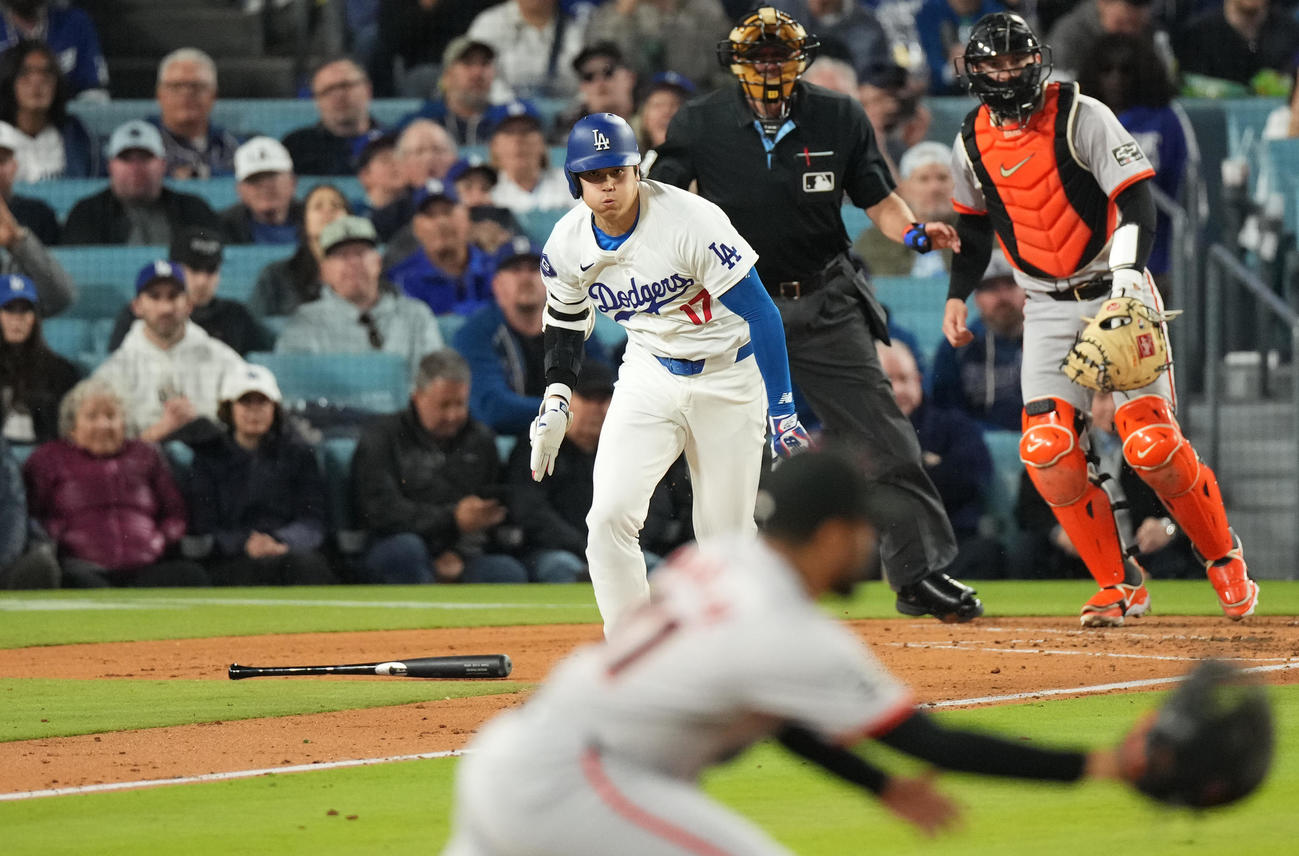 ドジャース対ジャイアンツ　3回裏ドジャース無死、一塁内野安打を放つ大谷（撮影・菅敏）