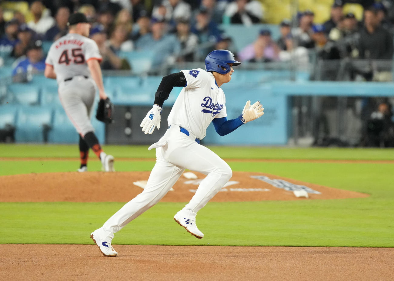 ドジャース対ジャイアンツ　3回裏ドジャース1死一塁、スミスの適時二塁打で一塁から疾走し本塁に向かう大谷（撮影・菅敏）