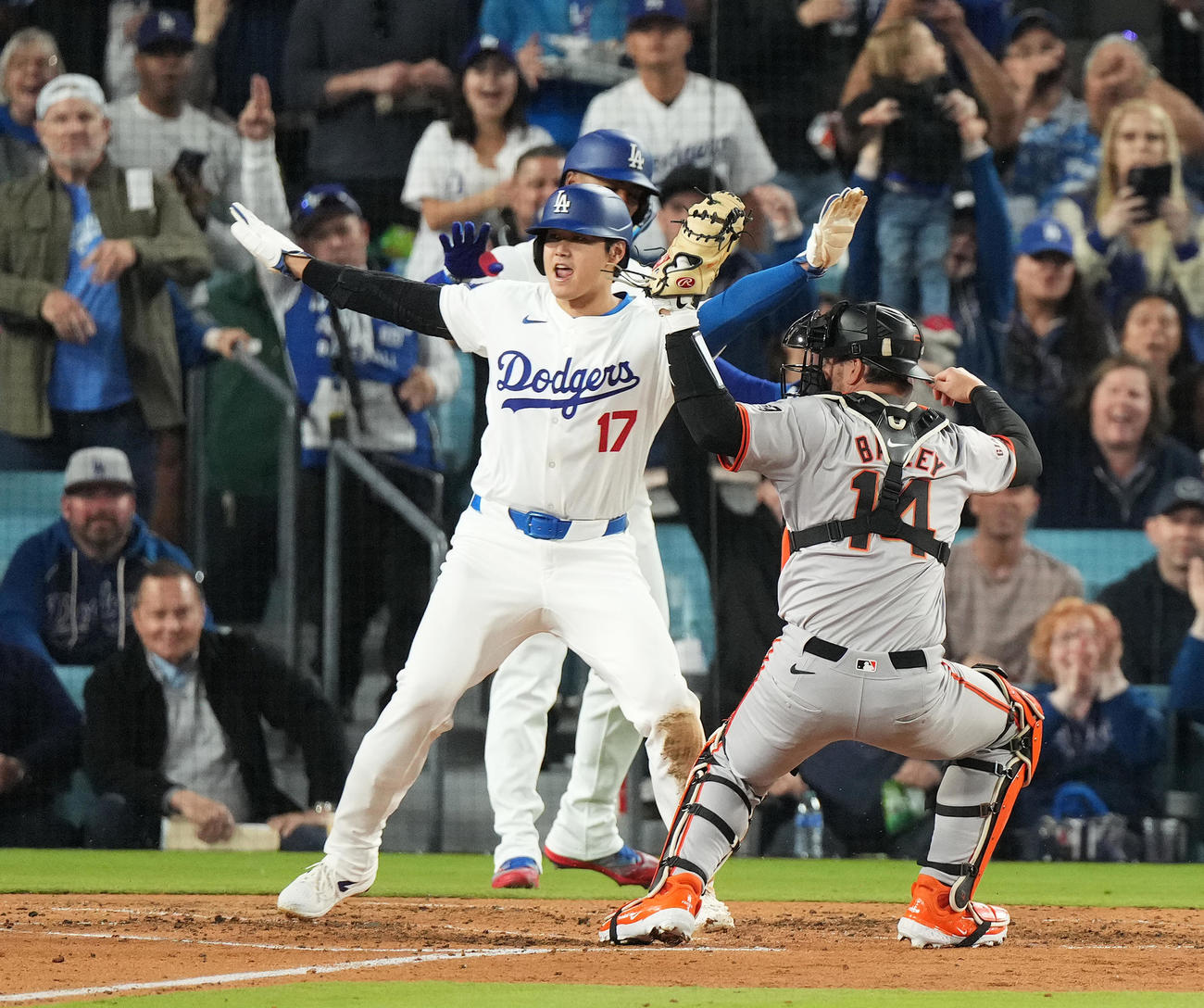 ドジャース対ジャイアンツ　3回裏ドジャース1死一塁、スミスの適時二塁打で生還した大谷はセーフのポーズ（撮影・菅敏）