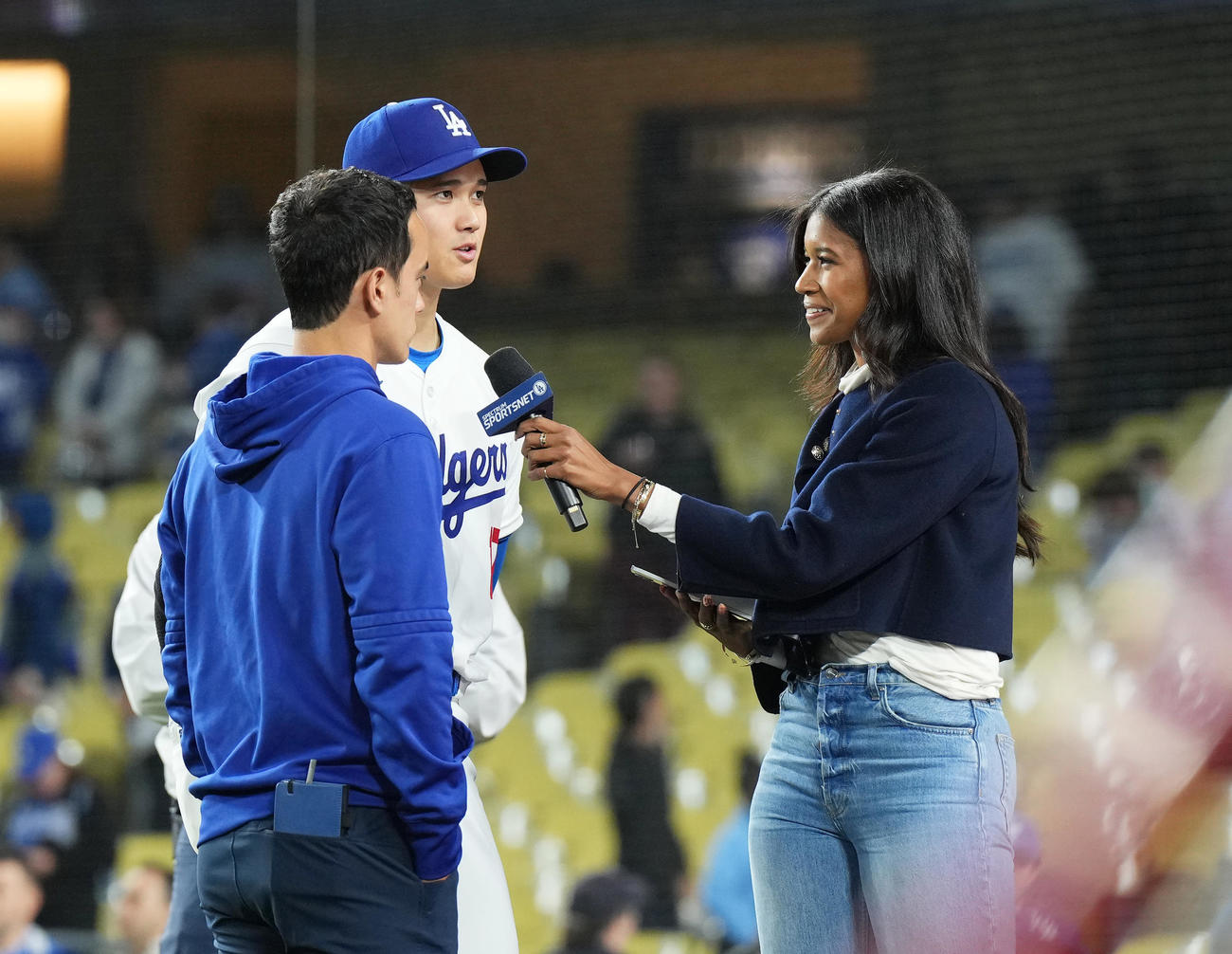 ドジャース対ジャイアンツ　移籍後初本塁打を放ったドジャース大谷翔平はテレビのインタビューに応じる。左はアイアトン通訳（撮影・菅敏）