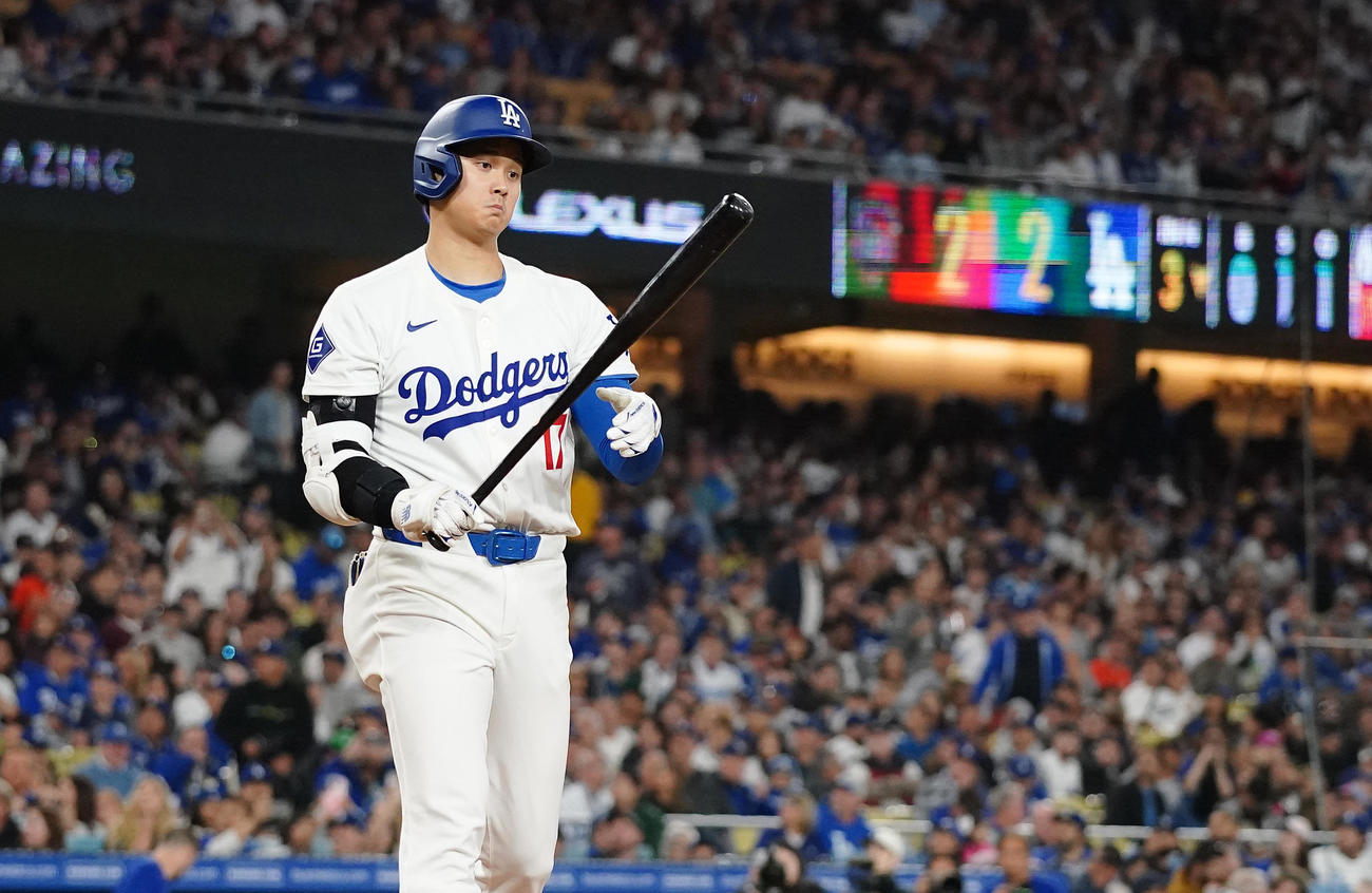 ドジャース対ジャイアンツ　3回裏ドジャース1死、打席に入り浮かない表情を見せる大谷（撮影・菅敏）