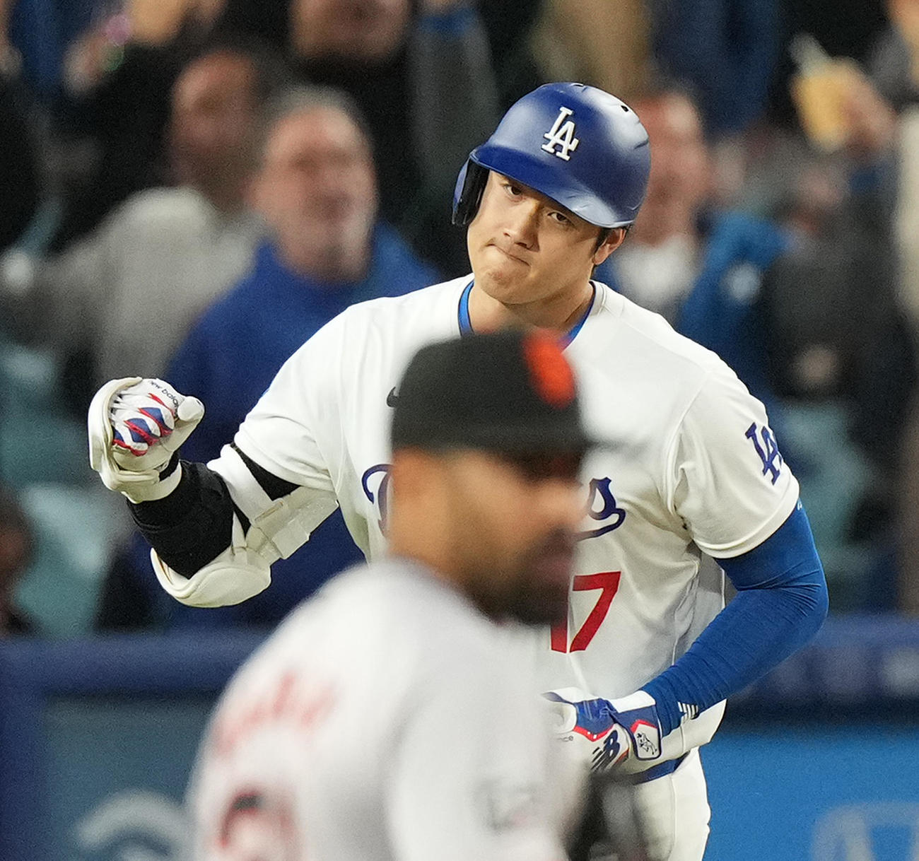 ドジャース対ジャイアンツ　7回裏ドジャース2死、右中間に移籍後初本塁打を放ち、ガッツポーズを見せる大谷（撮影・菅敏）