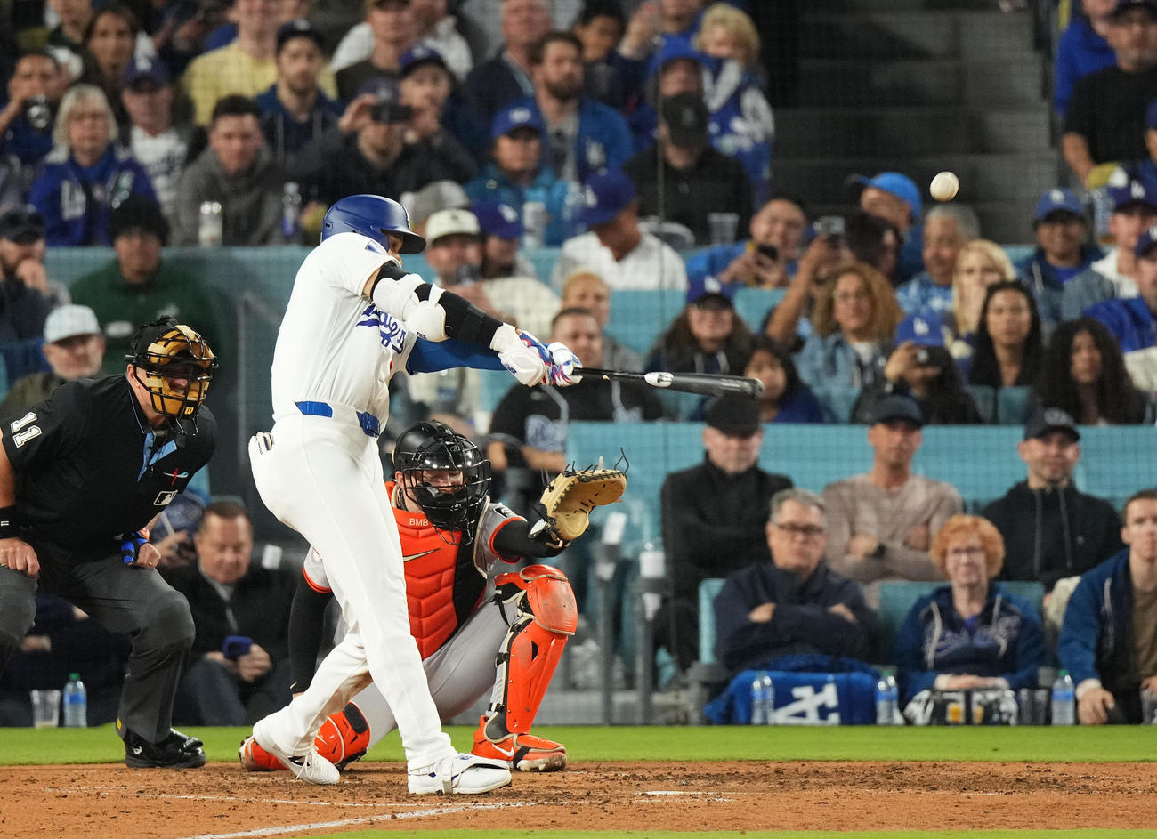 ドジャース対ジャイアンツ　7回裏ドジャース2死、移籍後初本塁打を放つ大谷（撮影・菅敏）