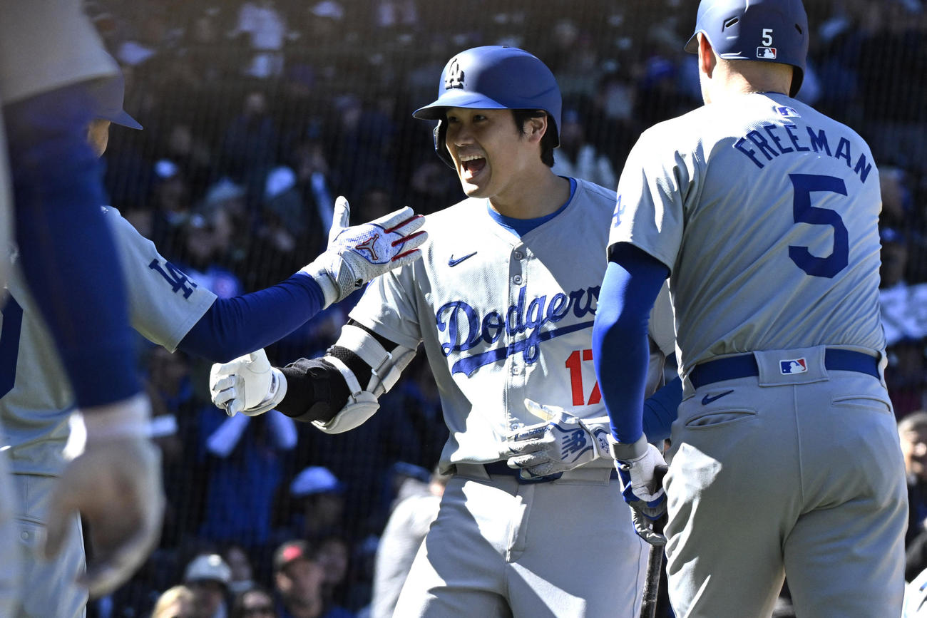 カブス対ドジャース　5回表ドジャース無死一塁、本塁打を放った大谷はフリーマンらの祝福に笑顔を見せる（USA TODAY Sports＝ロイター）