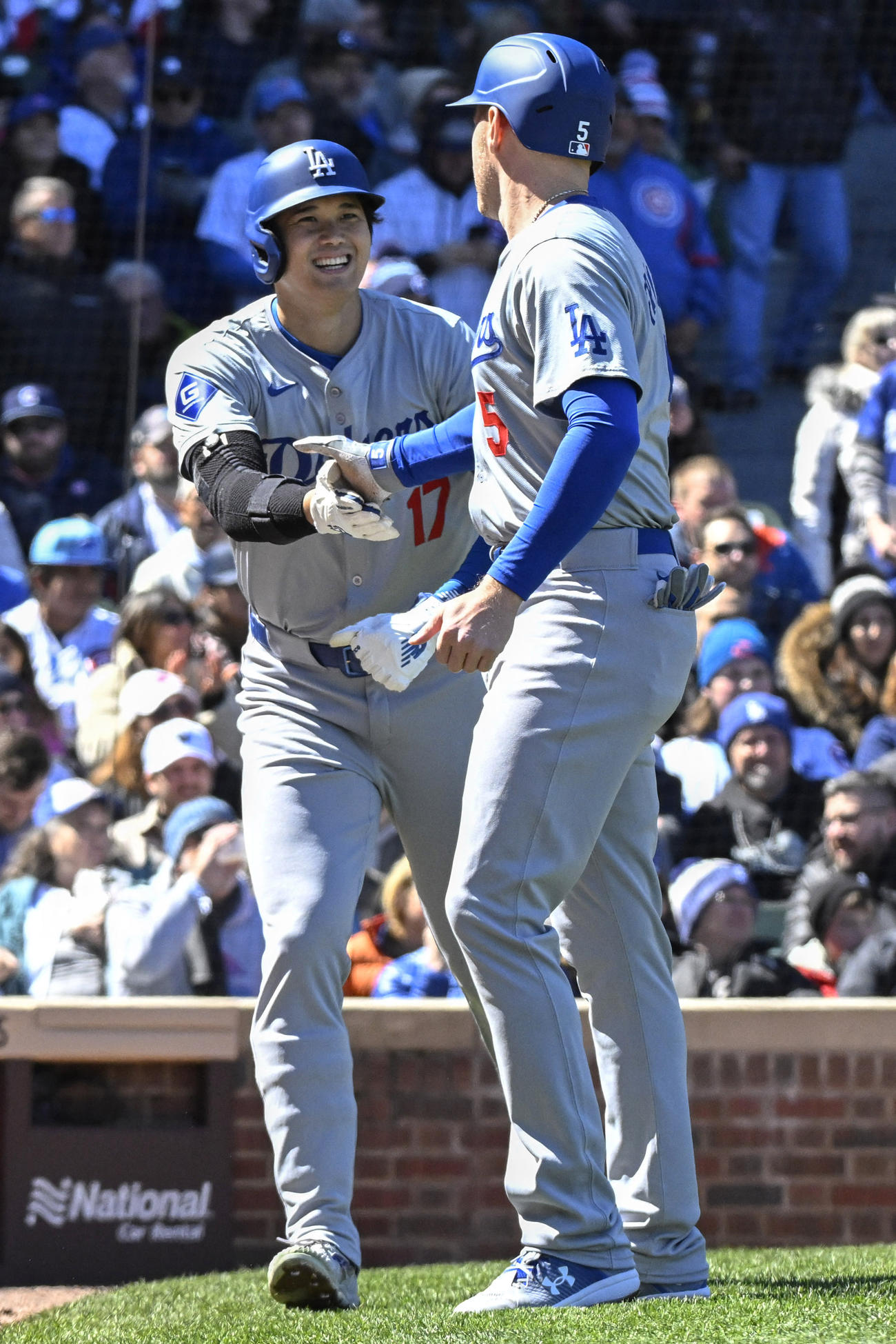 カブス対ドジャース　1回、フリーマンとタッチをかわす大谷翔平（USA TODAY Sports＝ロイター）