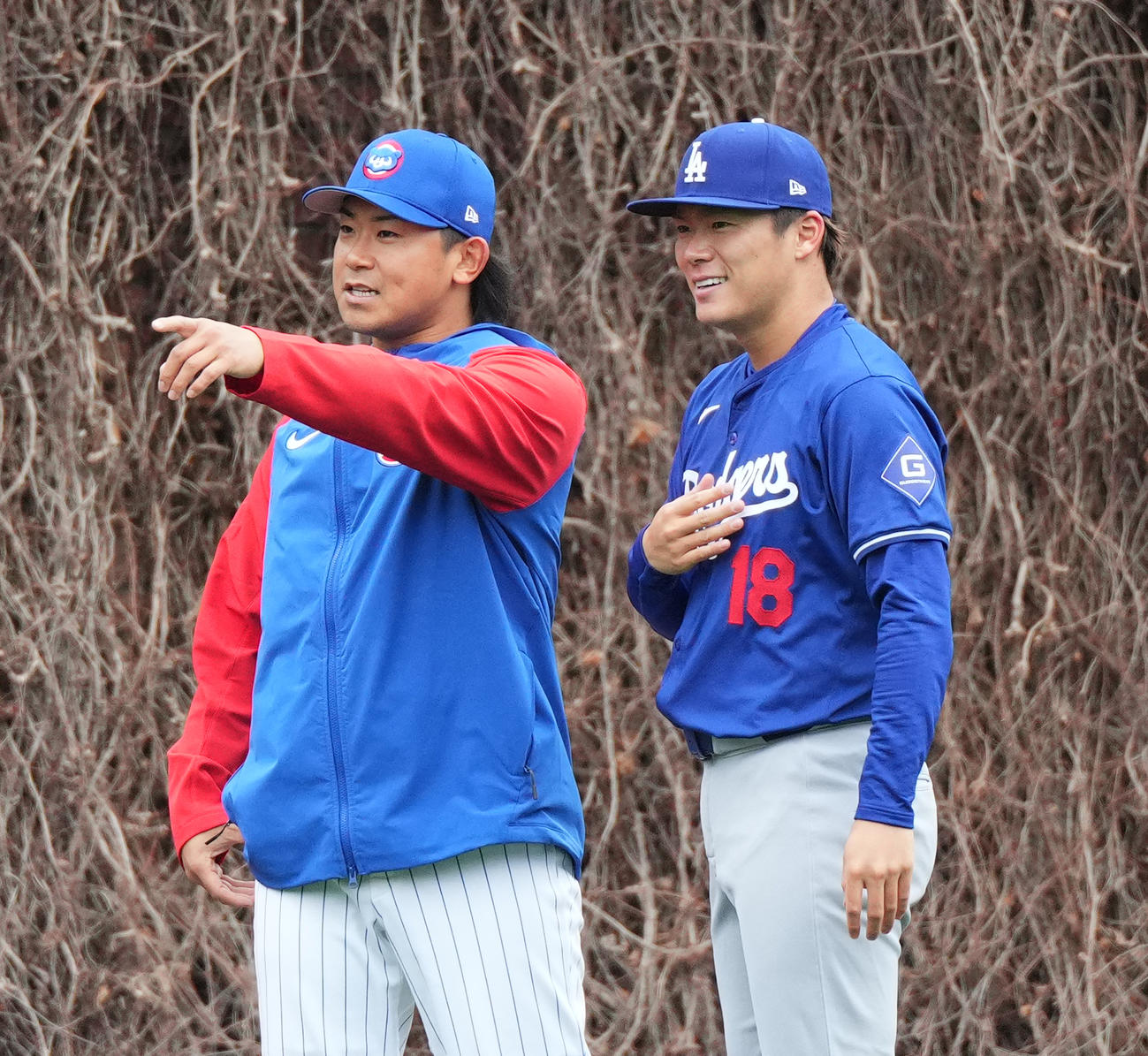 カブス対ドジャース　試合前、カブス今永（左）と談笑するドジャース山本（撮影・菅敏）