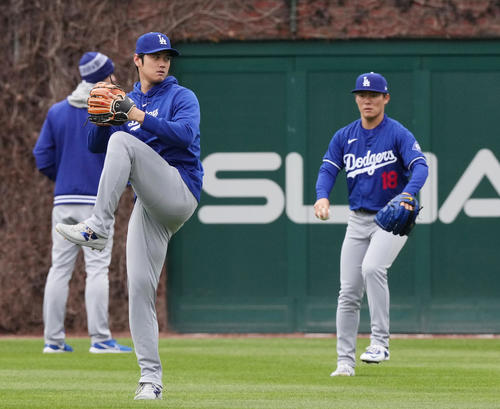 カブス対ドジャース　試合前、山本（後方）と並んでキャッチボールをするドジャース大谷（撮影・菅敏）