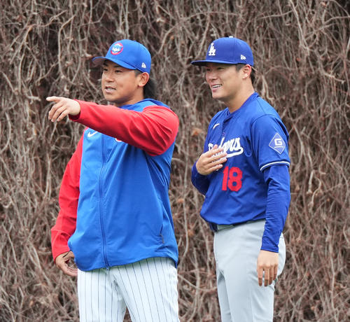 カブス対ドジャース　試合前、カブス今永（左）と談笑するドジャース山本（撮影・菅敏）