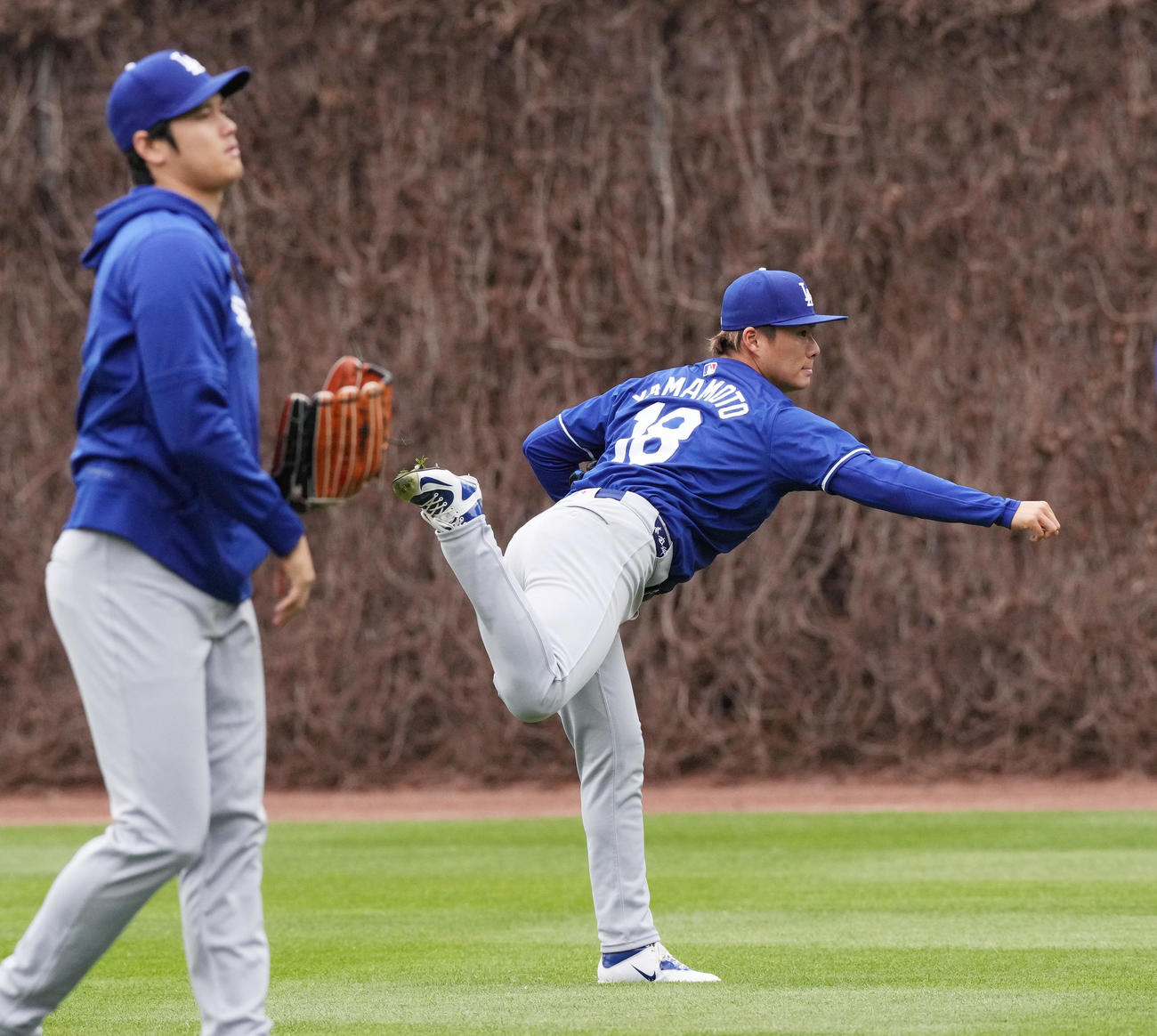 カブス対ドジャース　試合前、大谷（手前）と並んでキャッチボールをするドジャース山本（撮影・菅敏）