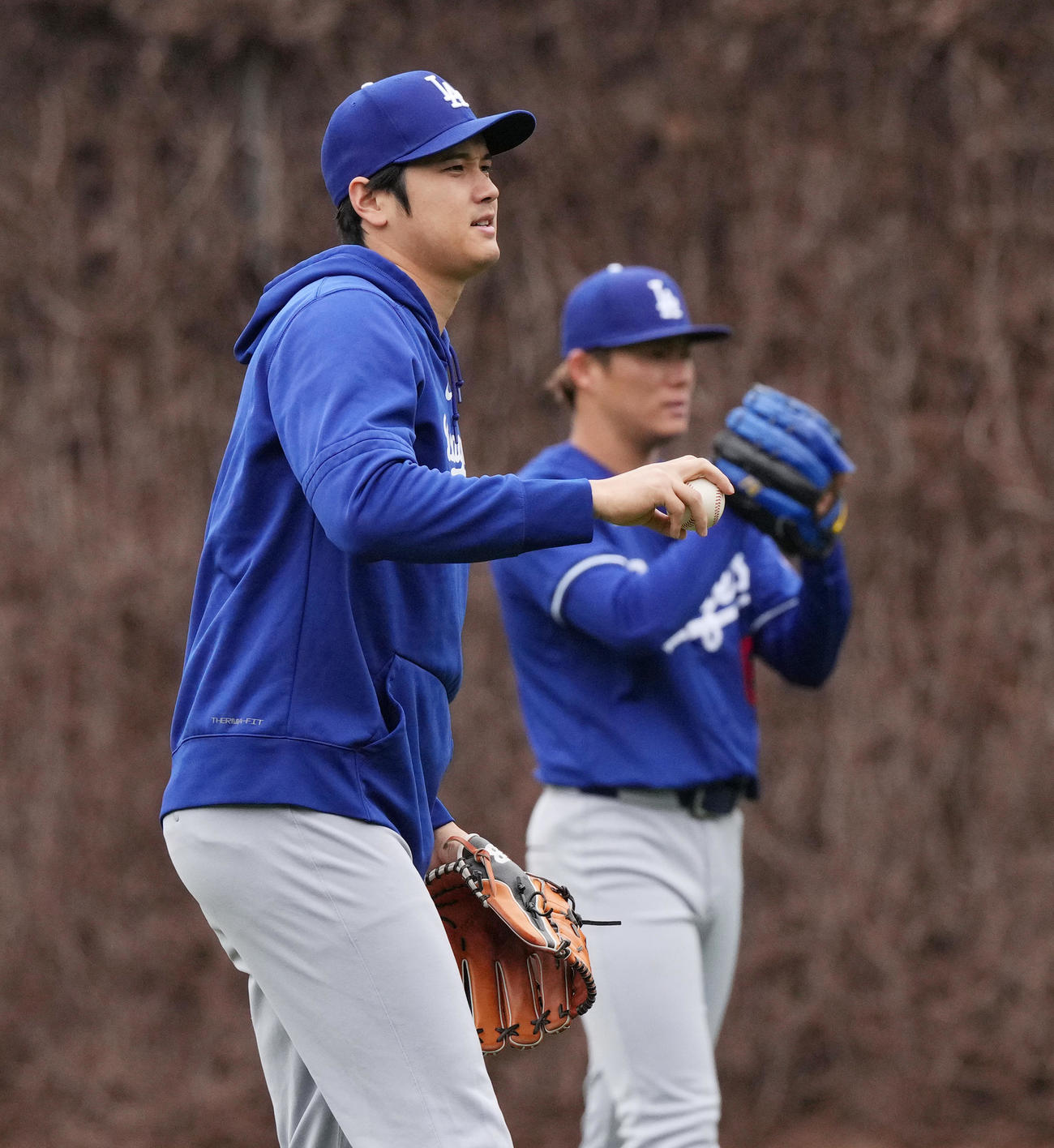 カブス対ドジャース　試合前、山本（後方）と並んでキャッチボールをするドジャース大谷（撮影・菅敏）