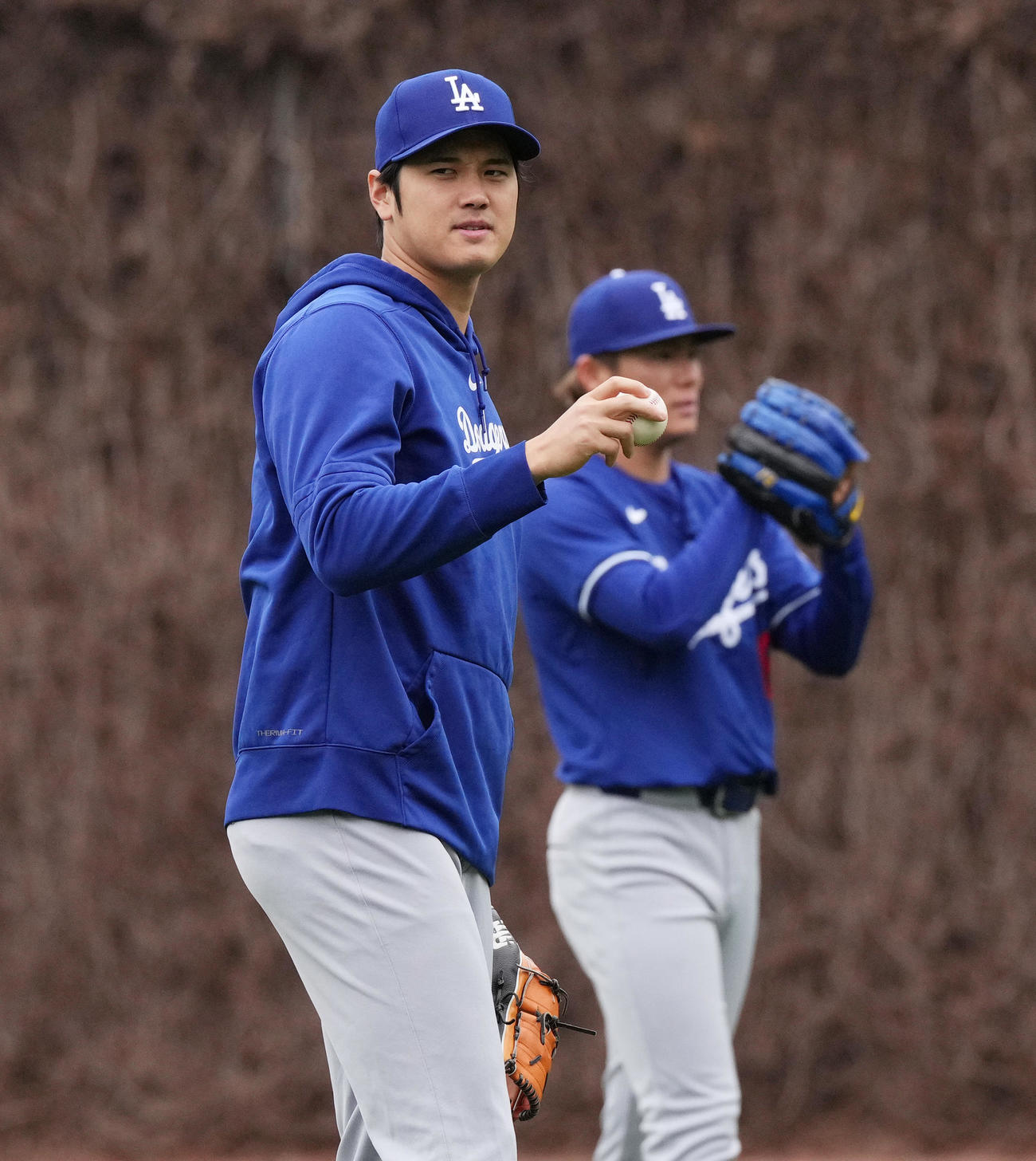 カブス対ドジャース　試合前、山本（後方）と並んでキャッチボールをするドジャース大谷（撮影・菅敏）
