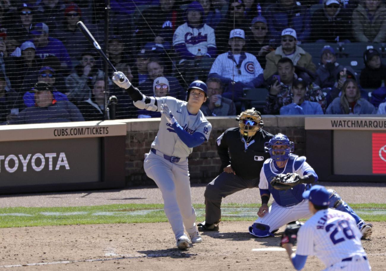 カブス戦の5回、2試合連続本塁打となる2号2ランを放つ大谷翔平（共同）