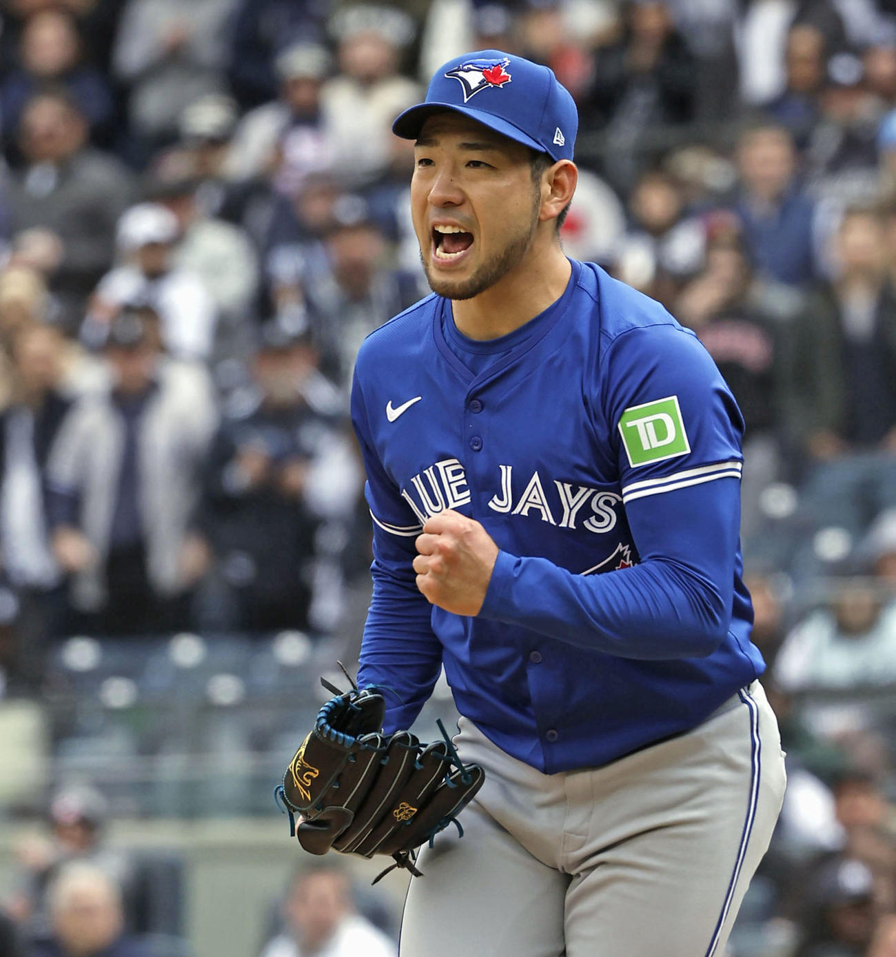 ヤンキース戦の3回、ピンチを切り抜け雄たけびを上げるブルージェイズ菊池（共同）