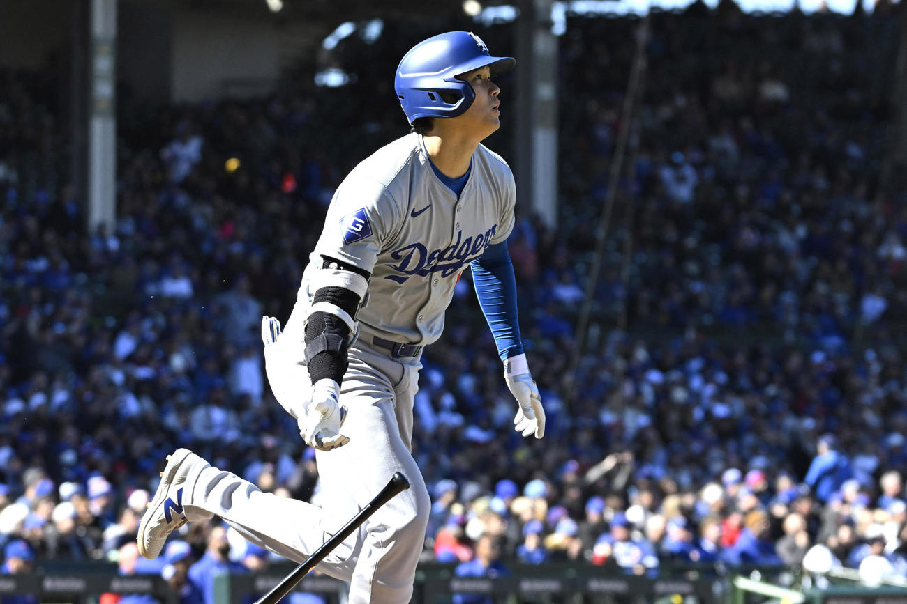 カブス対ドジャース　5回表ドジャース無死一塁、右越え2ランを放つ大谷翔平（USA TODAY)