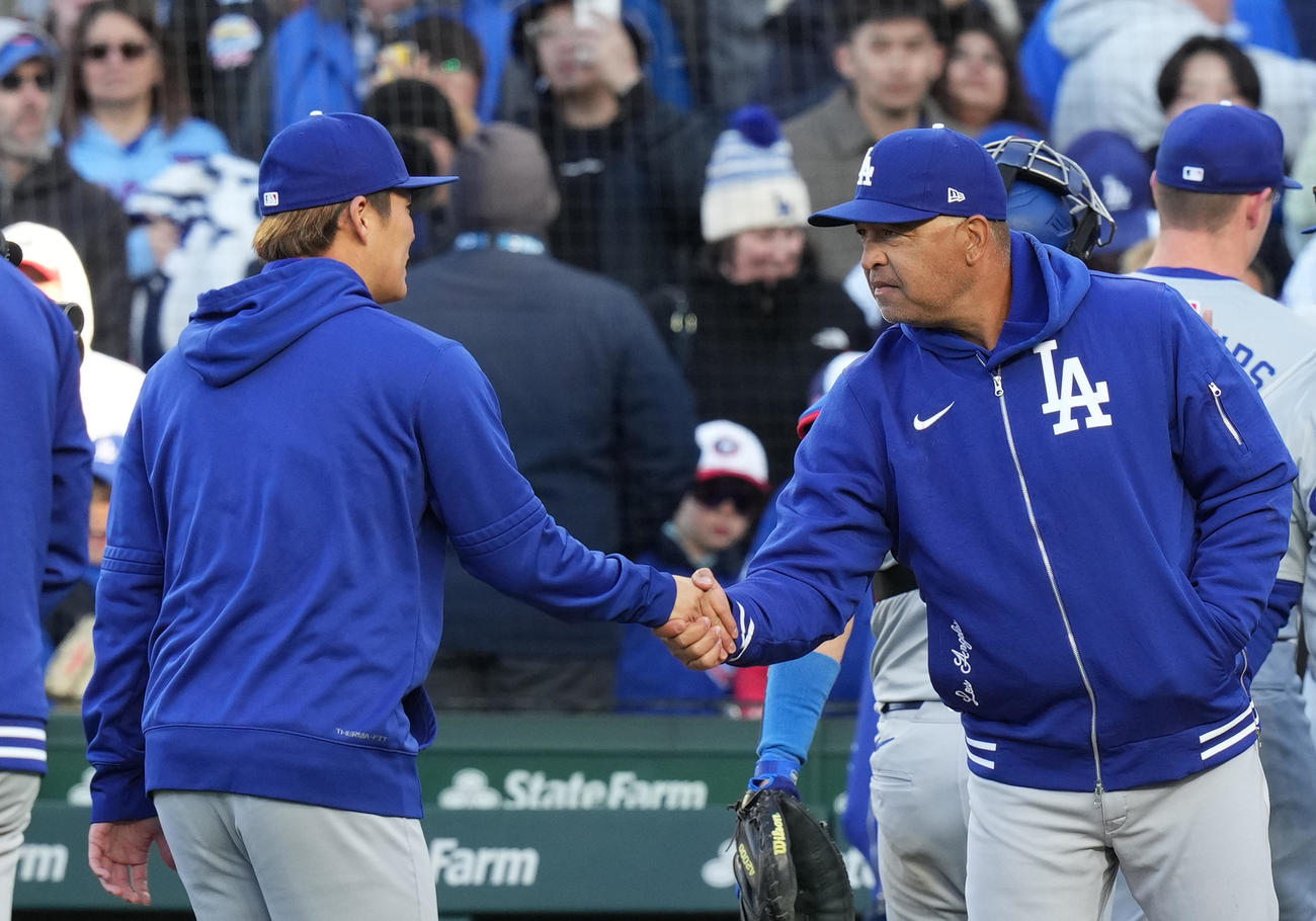 カブス対ドジャース　メジャー初勝利を挙げ、ロバーツ監督（右）に祝福される山本（撮影・菅敏）