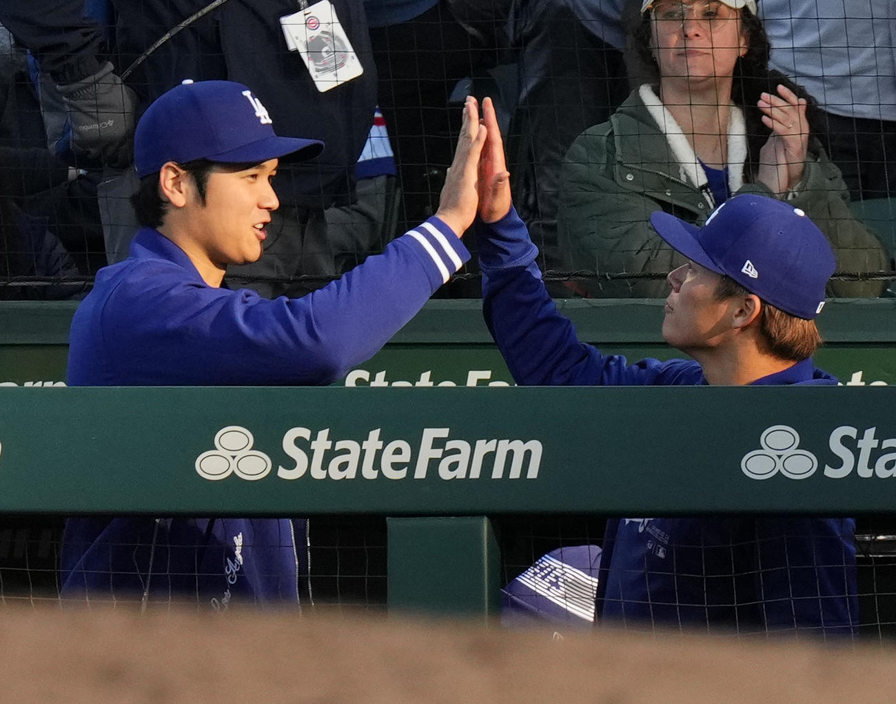 カブス対ドジャース　メジャー初勝利を挙げ、大谷（左）とハイタッチをするドジャース山本（撮影・菅敏）