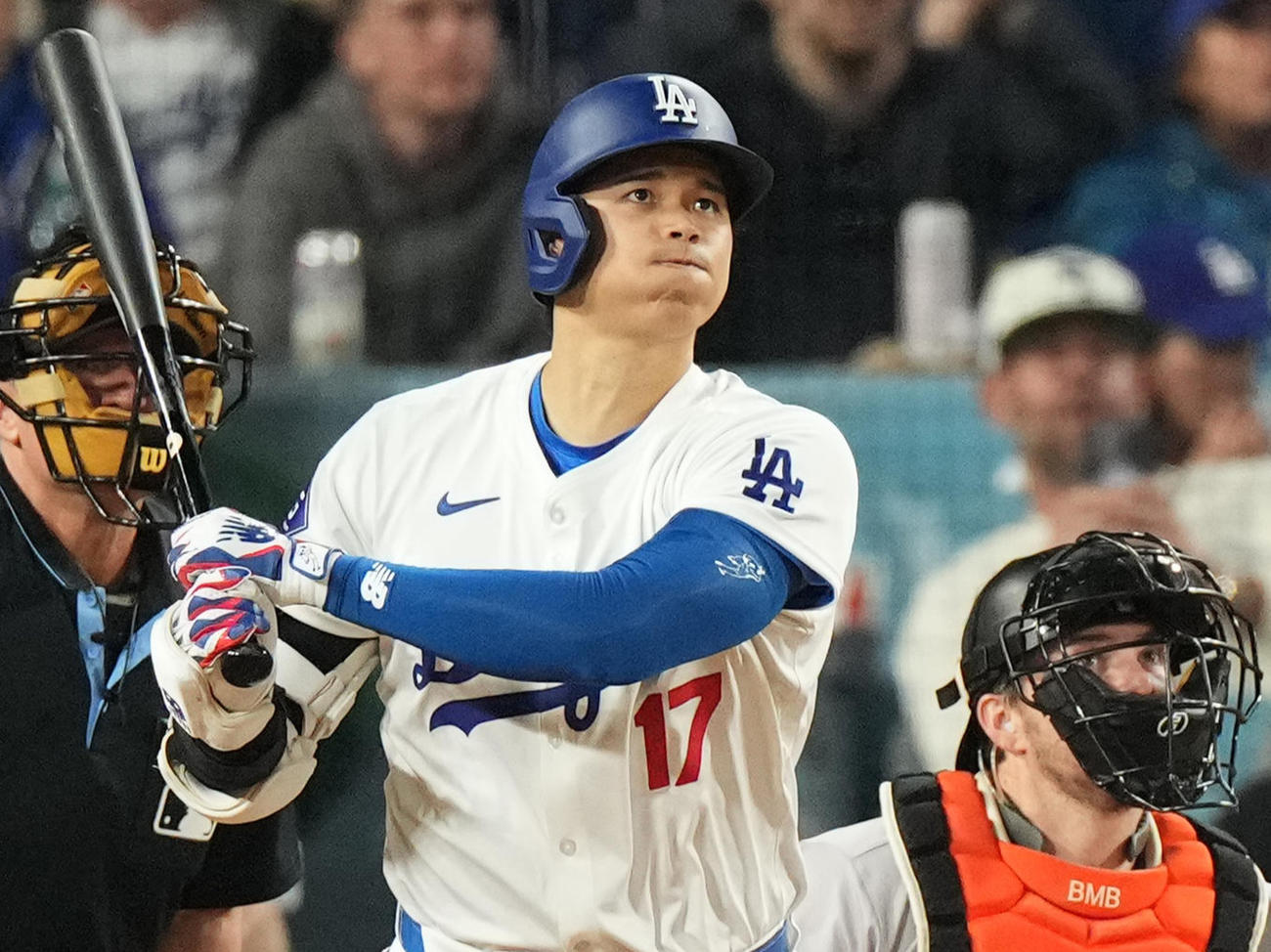 ドジャース対ジャイアンツ　7回裏ドジャース2死、右中間に移籍後初本塁打を放つ大谷（撮影・菅敏）