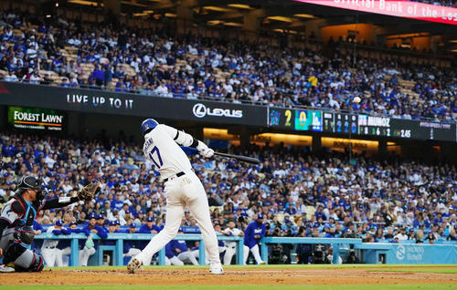 ドジャース対マーリンズ　1回裏ドジャース無死一塁、中越えに11号2点本塁打を放つ大谷（撮影・菅敏）