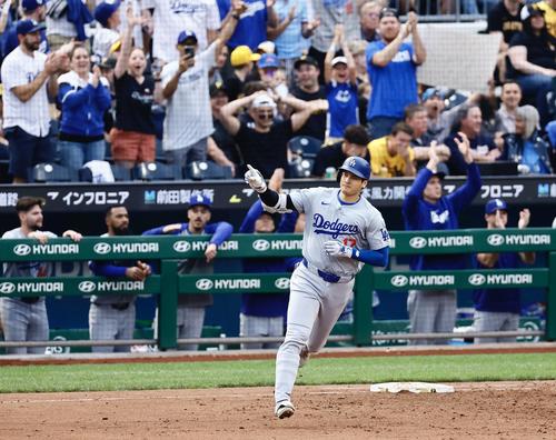 パイレーツ対ドジャース　3回表ドジャース2死一塁、大谷は中越えに2点本塁打を放ち一塁を回る（撮影・藤尾明華）