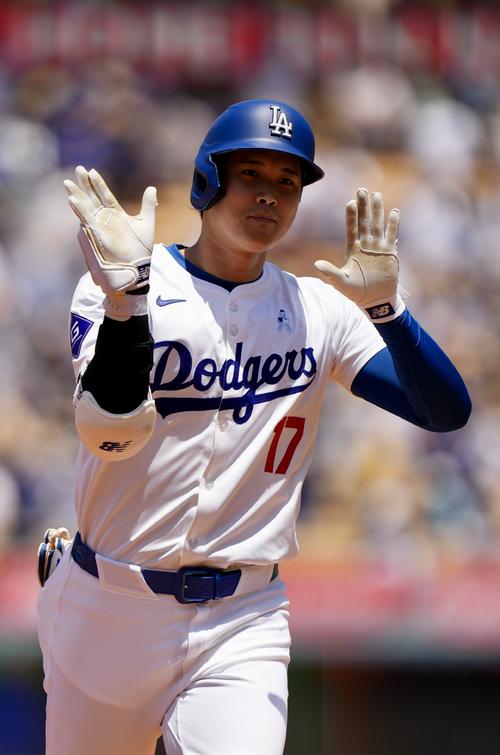 ドジャース対ロイヤルズ　3回裏ドジャース1死、左中間へ本塁打を放ちフレディ・ダンスをする大谷（撮影・横山健太）