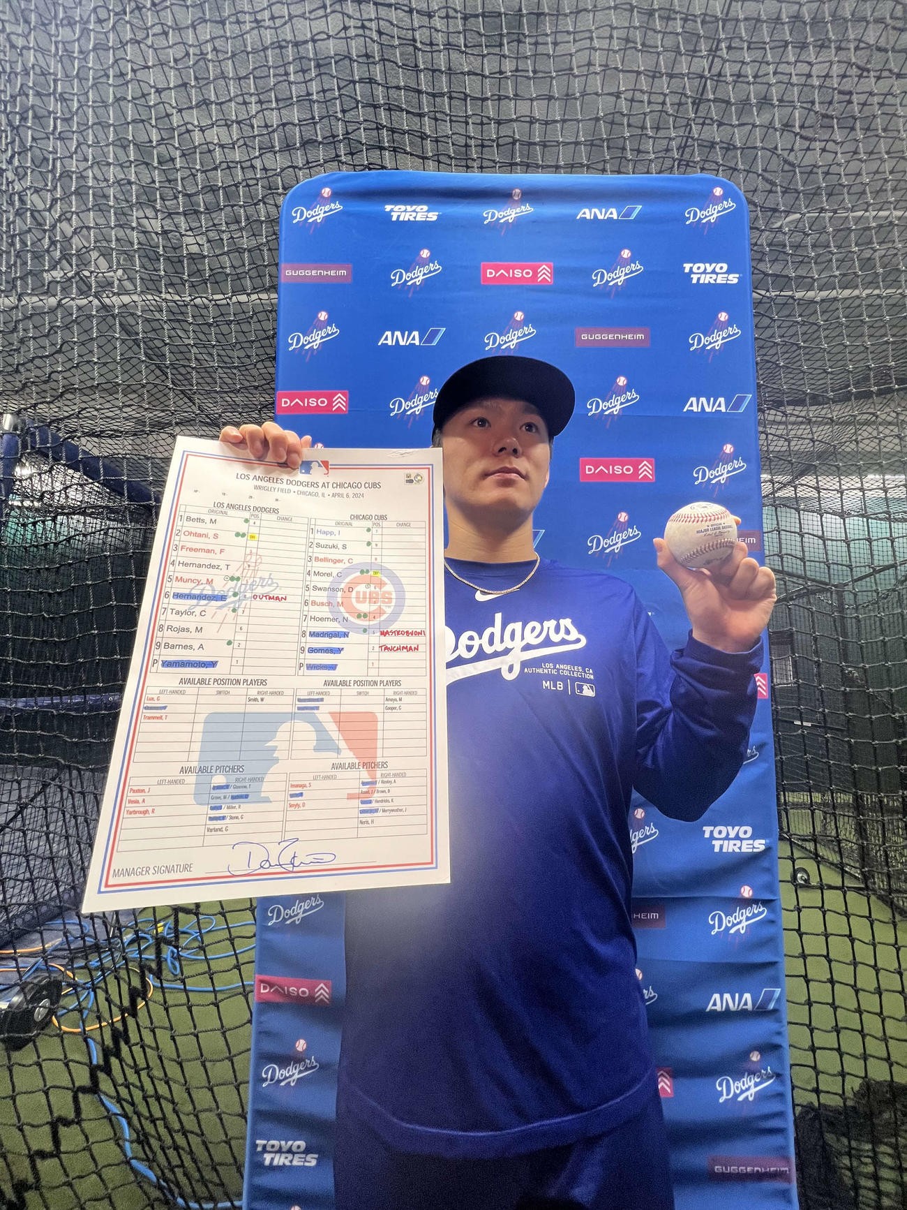メジャー初勝利を挙げた山本は試合後、記念球を手にする
