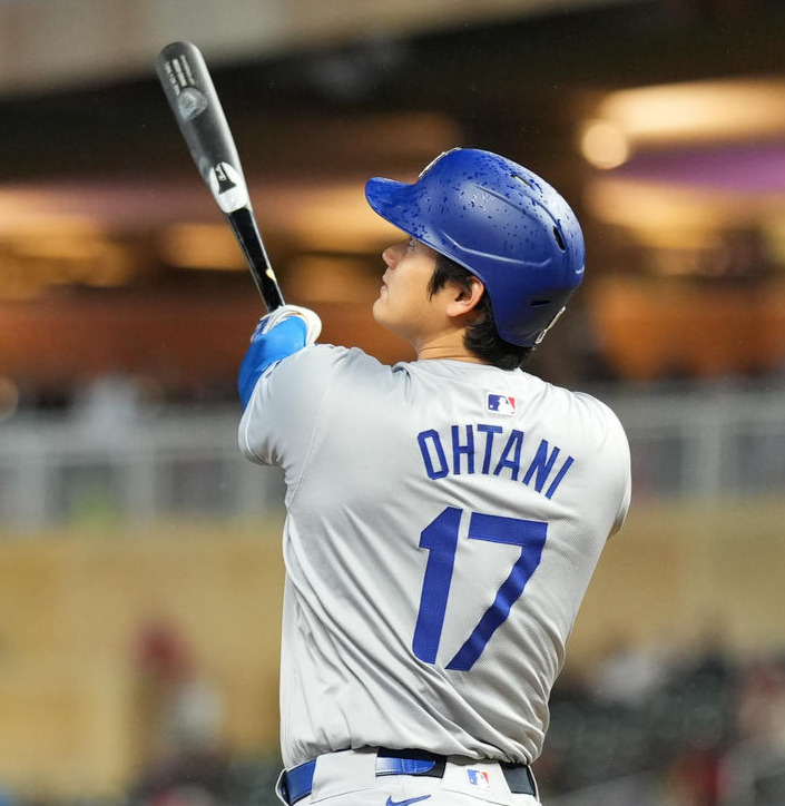 ツインズ対ドジャース　7回表ドジャース2死、左越えに3号ソロ本塁打を放つ大谷（撮影・菅敏）
