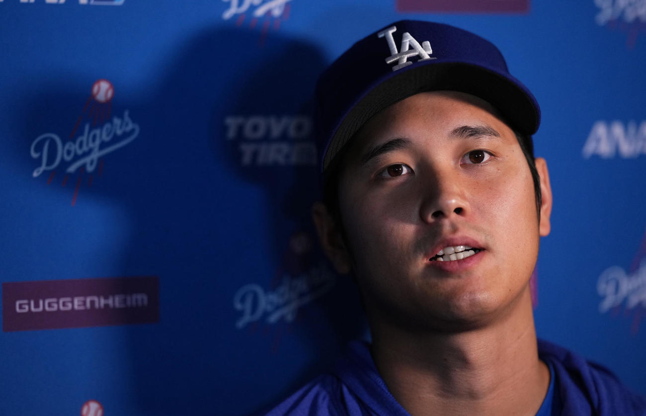 ツインズ対ドジャース　試合前、記者の質問に答えるドジャース大谷（撮影・菅敏）