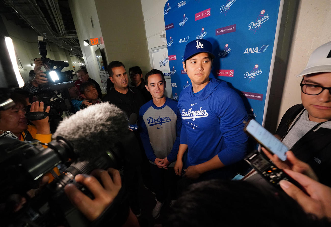 ツインズ対ドジャース　試合前、囲み取材に応じるドジャース大谷（撮影・菅敏）