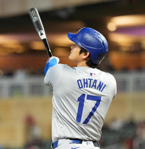 ツインズ対ドジャース　7回表ドジャース2死、左越えに3号ソロ本塁打を放つ大谷（撮影・菅敏）