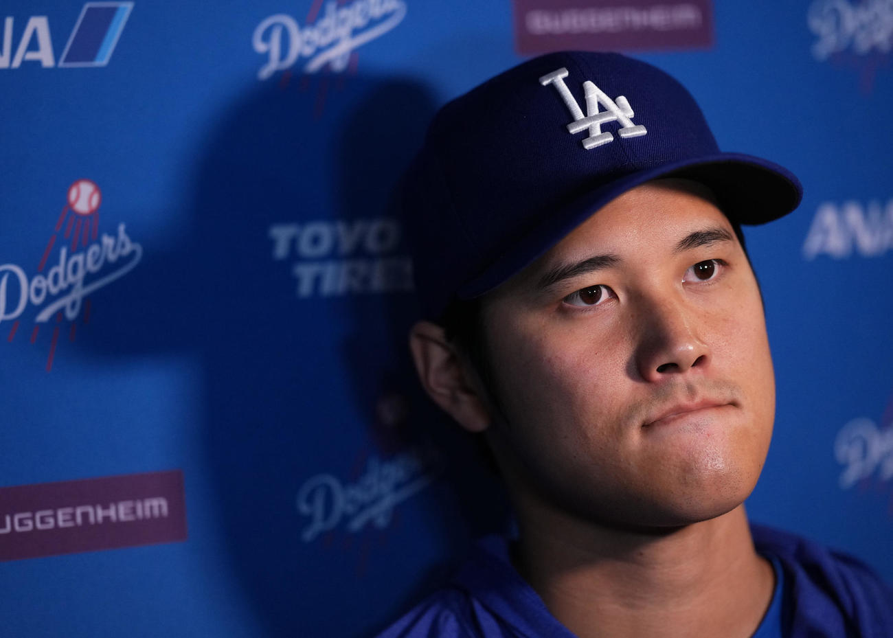 ツインズ対ドジャース　試合前、記者の質問を神妙な表情で聞くドジャース大谷（撮影・菅敏）