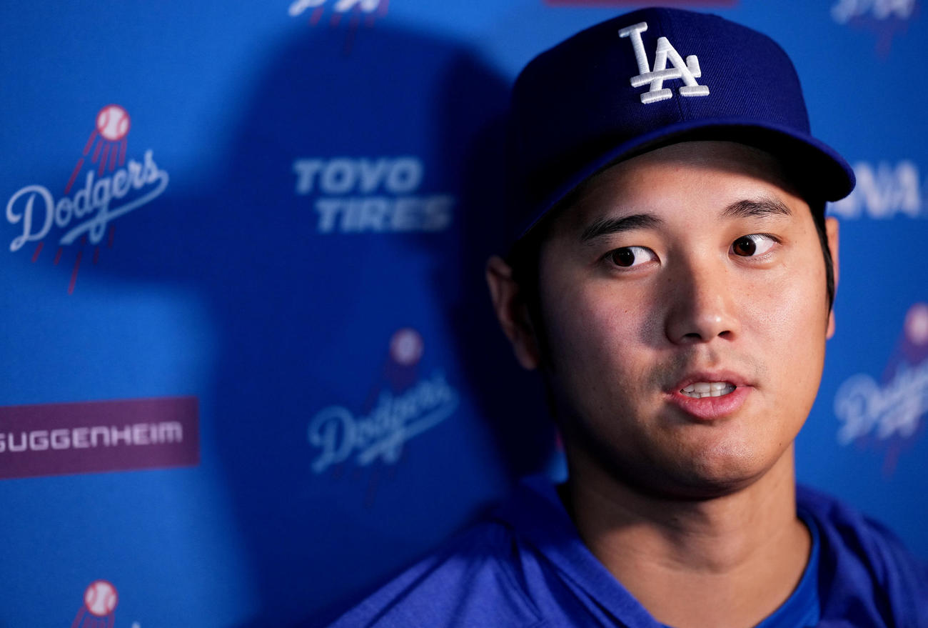 ツインズ対ドジャース　試合前、記者の質問に答えるドジャース大谷（撮影・菅敏）
