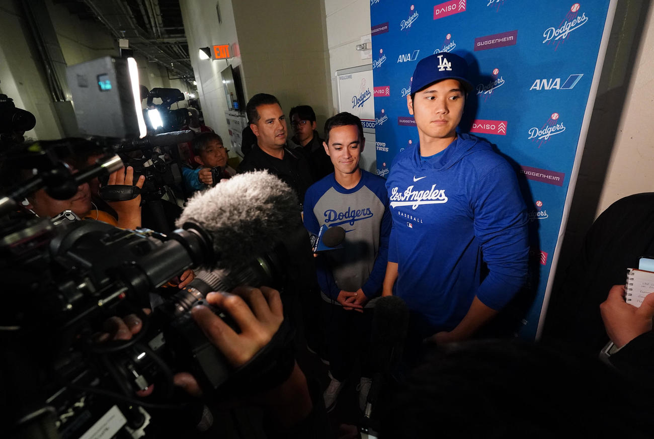 ツインズ対ドジャース　試合前、囲み取材に応じるドジャース大谷（撮影・菅敏）