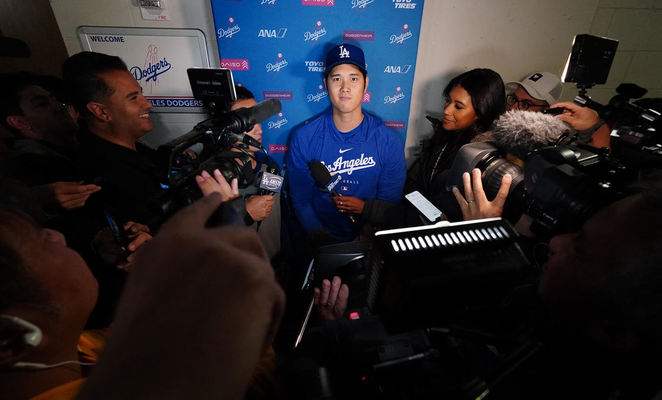 ツインズ対ドジャース　試合前、囲み取材に応じるドジャース大谷（撮影・菅敏）