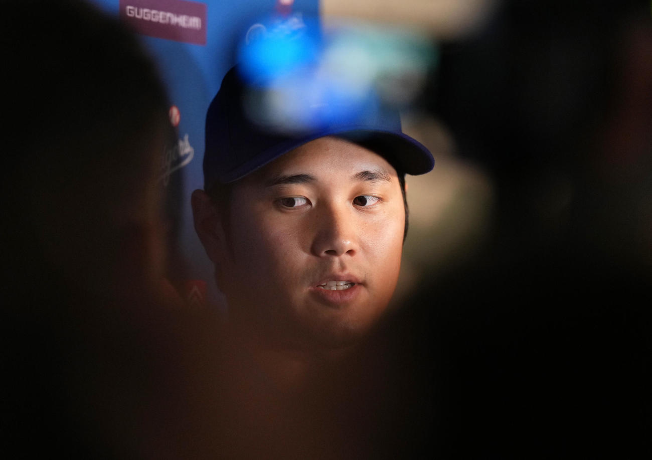 ツインズ対ドジャース　試合前、記者の質問に答えるドジャース大谷（撮影・菅敏）