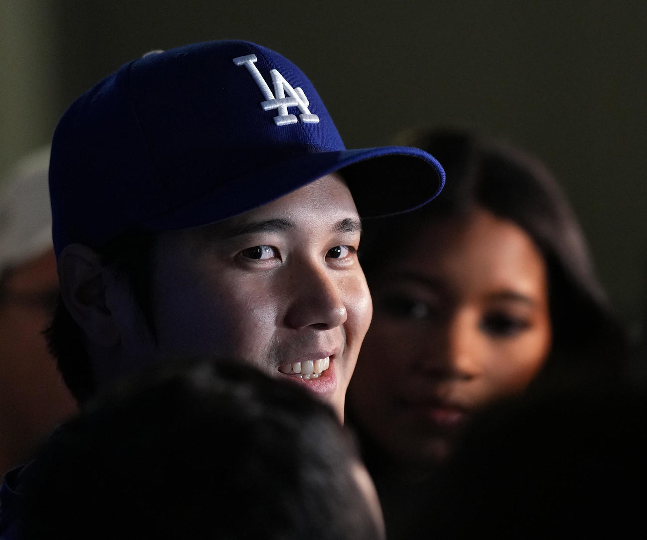 ツインズ対ドジャース　試合前、記者の質問に答えるドジャース大谷（撮影・菅敏）
