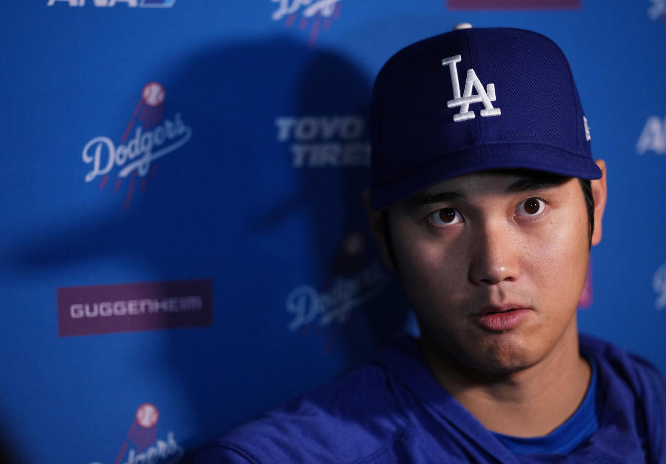 ツインズ対ドジャース　試合前、記者の質問に答えるドジャース大谷（撮影・菅敏）