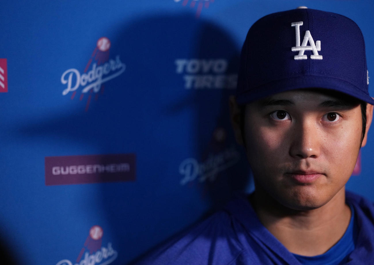 ツインズ対ドジャース　試合前、記者の質問を真剣な表情で聞くドジャース大谷（撮影・菅敏）