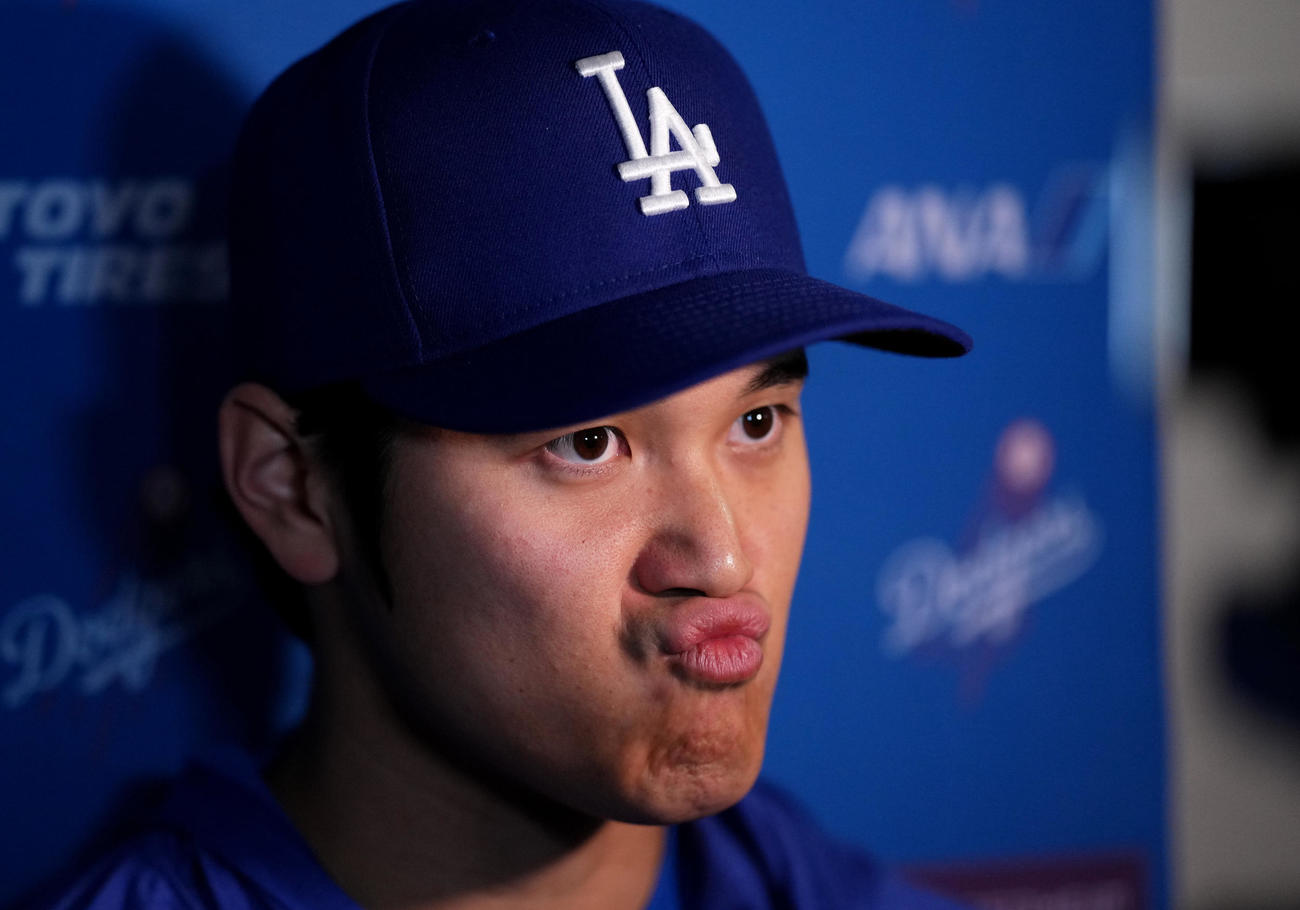 ツインズ対ドジャース　試合前、記者の質問に答えるドジャース大谷（撮影・菅敏）