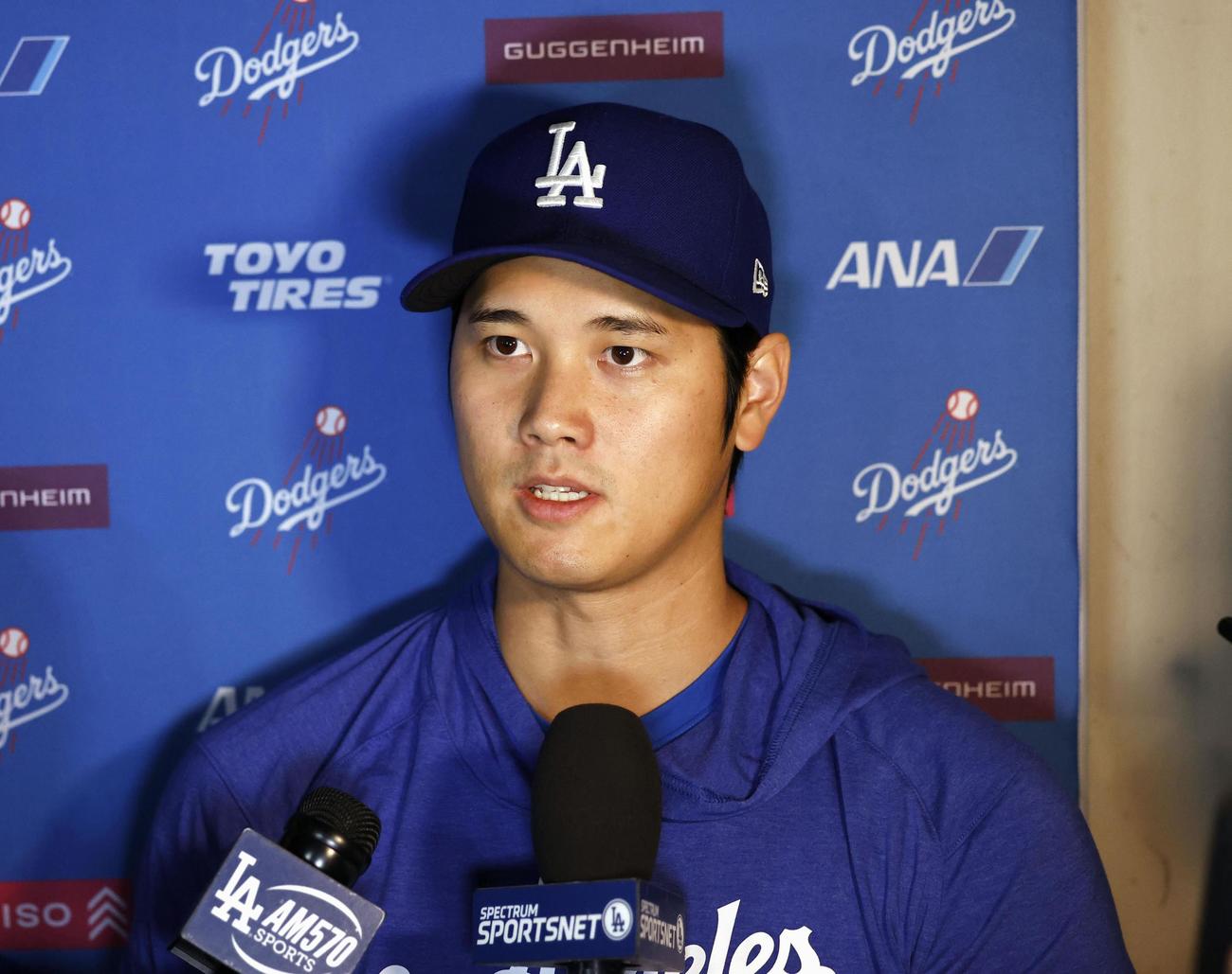 試合前に報道陣の取材に応じるドジャース大谷（共同）