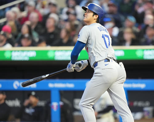 ツインズ対ドジャース 5回表ドジャース無死一塁、左飛に倒れる大谷(撮影・菅敏)