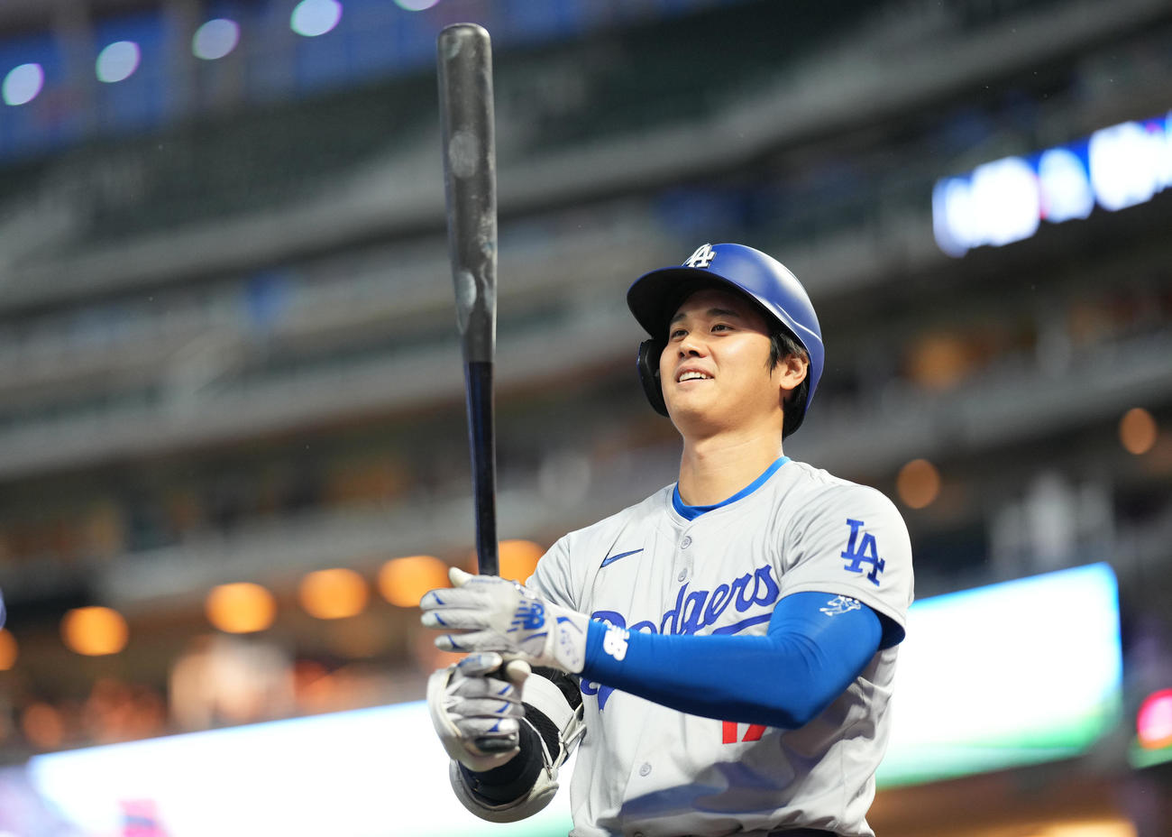 ツインズ対ドジャース　6回、打席に入る準備をするドジャース大谷（撮影・菅敏）