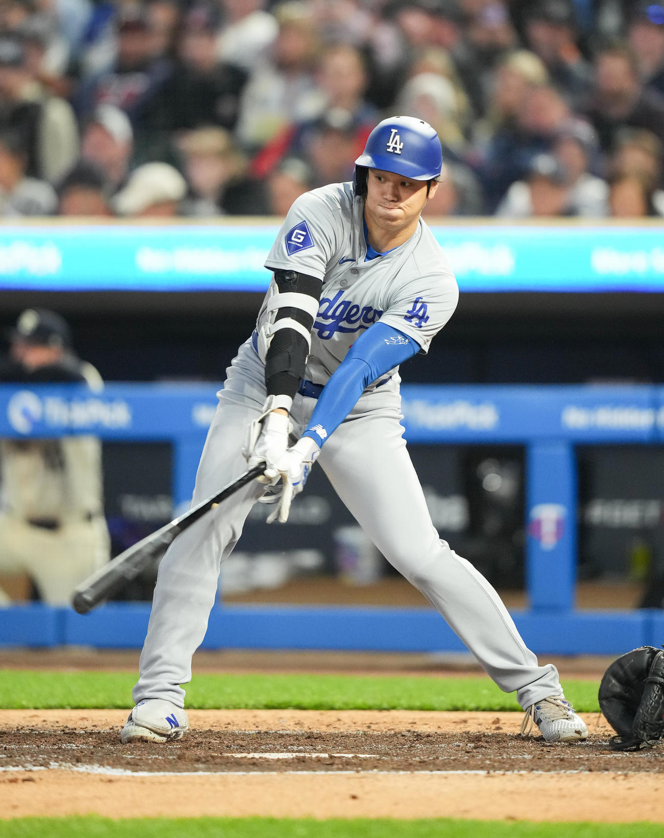 ツインズ対ドジャース　6回表ドジャース2死一、二塁、空振りの三振に倒れる大谷（撮影・菅敏）