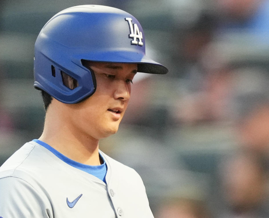 ツインズ対ドジャース　5回表ドジャース無死一塁、左飛に倒れ、ベンチに戻る大谷（撮影・菅敏）