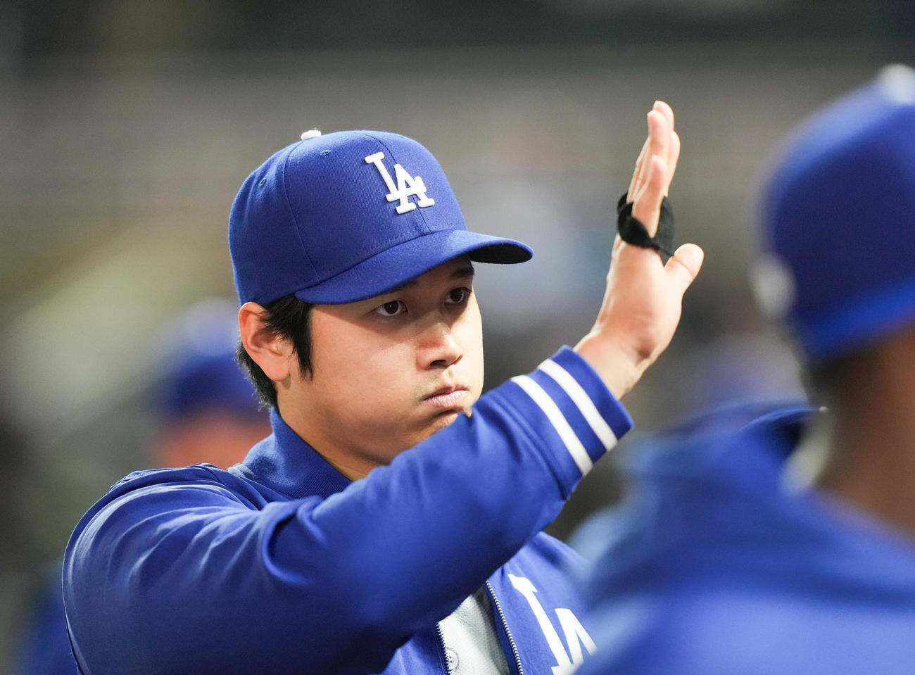 ツインズ対ドジャース　ツインズに勝利し、ファンに手を振って引き揚げるドジャース大谷（撮影・菅敏）