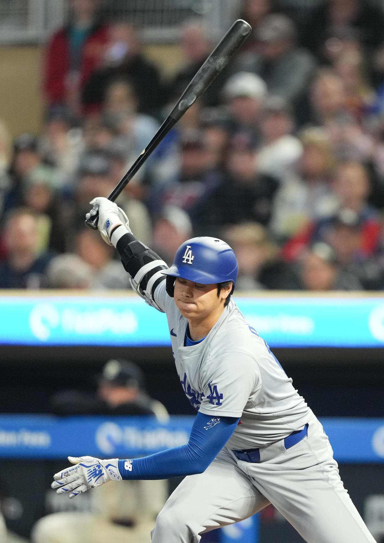 ツインズ対ドジャース　6回表ドジャース2死一、二塁、空振りの三振に倒れる大谷（撮影・菅敏）