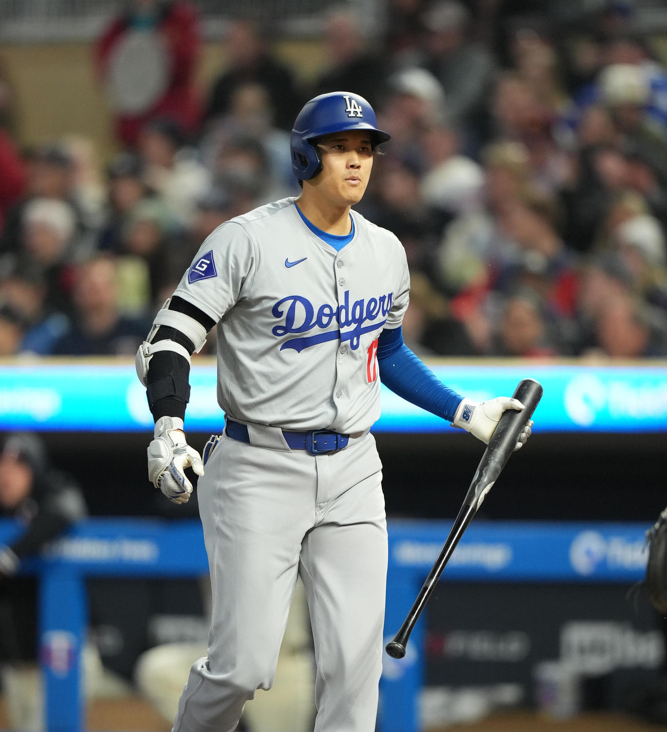 ツインズ対ドジャース　6回表ドジャース2死一、二塁、空振りの三振に倒れ、ベンチに戻る大谷（撮影・菅敏）