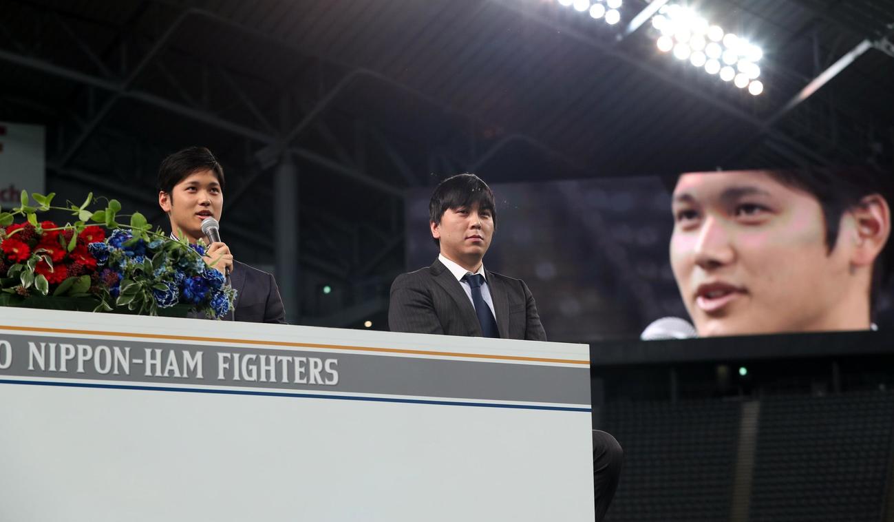 2017年12月25日　英語で会見する大谷（左）と水原通訳