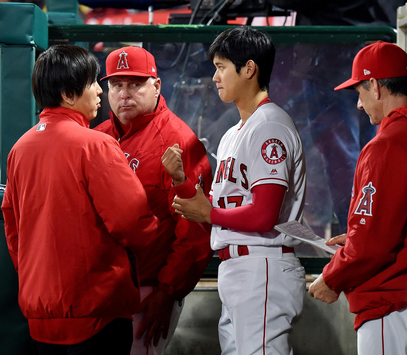 ソーシア監督（左から2人目）と神妙な表情で話すエンゼルス大谷。左は水原通訳（2018年4月19日撮影）